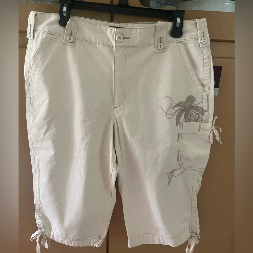 Ladies Gloria Vanderbilt capris. Size 14, new never worn.